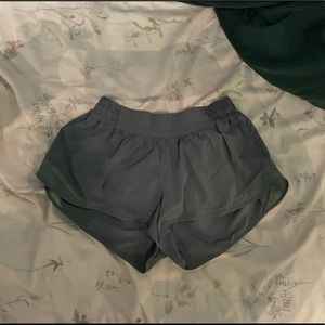 Lululemon Hotty Hot Low rise shorts 2.5 in